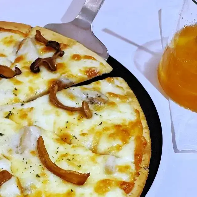 Truffle Mushroom Pizza & Classic Hojicha