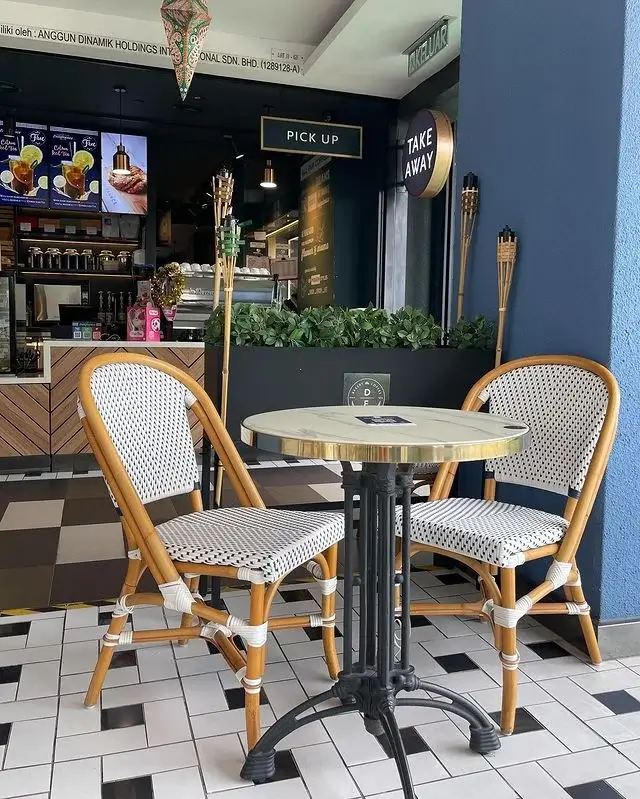 Deli Frence In Outlet Sitting area